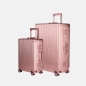 Preview: Zwei GUNDEL Koffer in rosegold, schräg stehend, mit Linienmuster, Teleskopgriffen und TSA-Schlössern vor weißem Hintergrund.