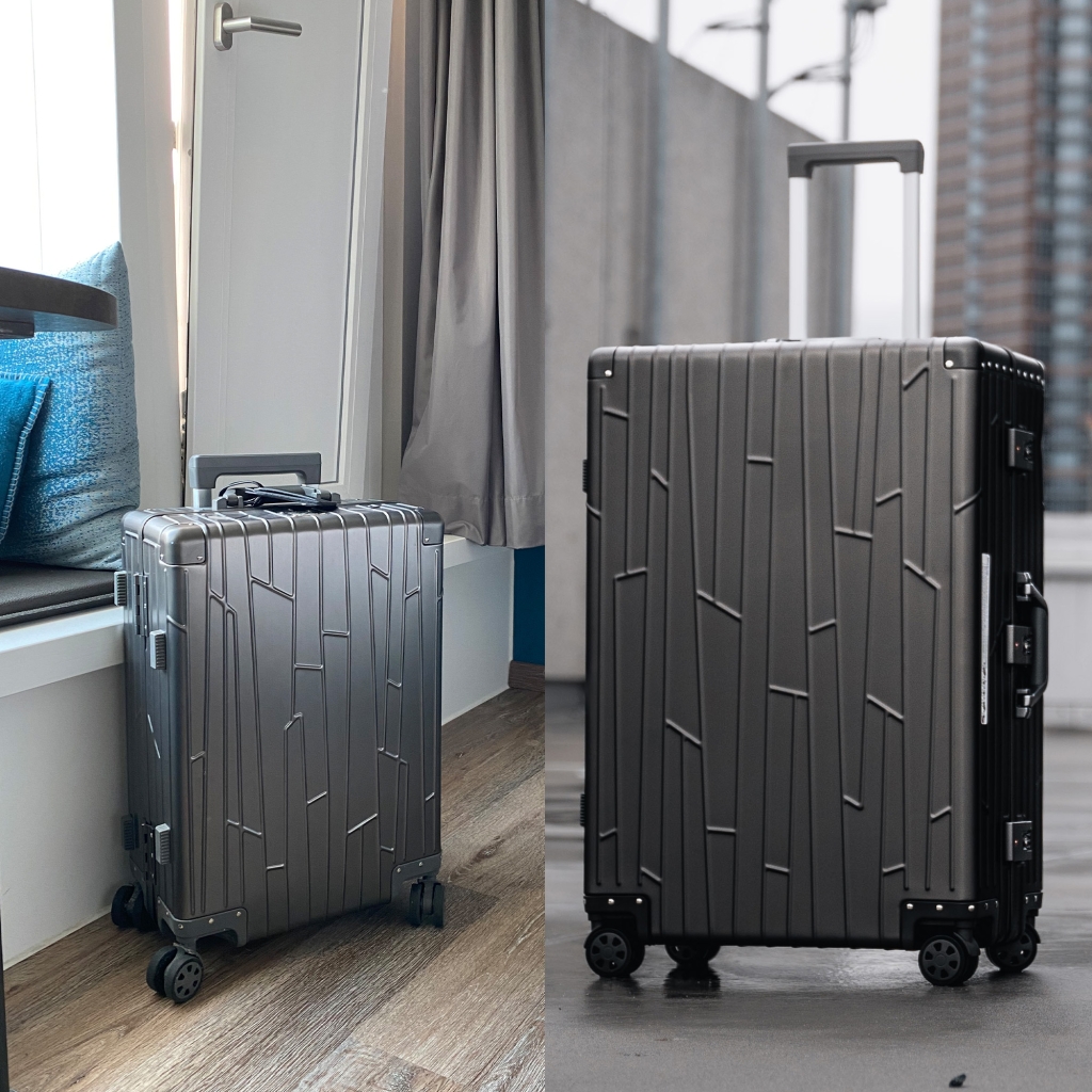 Preview: Zwei GUNDEL Koffer in Space Grau, schräg stehend, mit Linienmuster, Teleskopgriffen und TSA-Schlössern vor weißem Hintergrund.