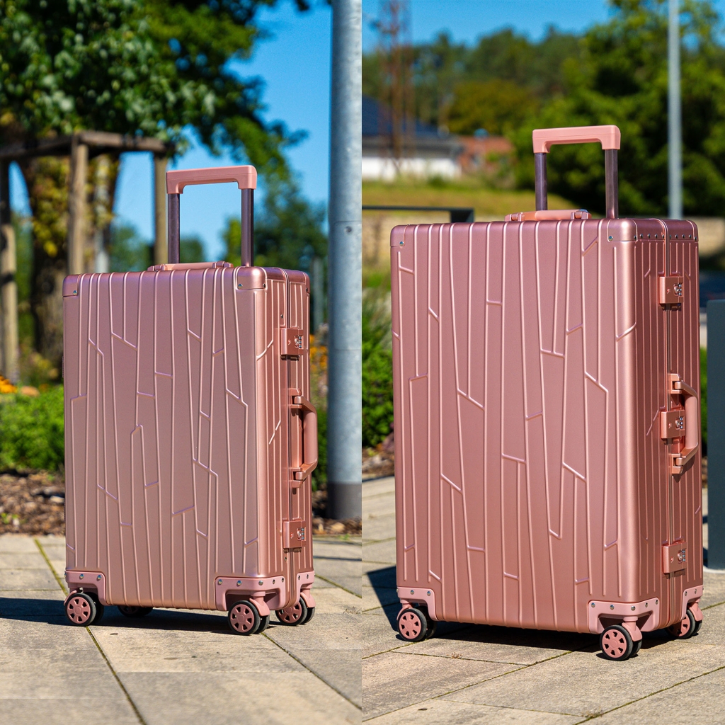 Preview: Zwei GUNDEL Koffer in Roségold auf einem gepflasterten Weg mit Grün im Hintergrund.