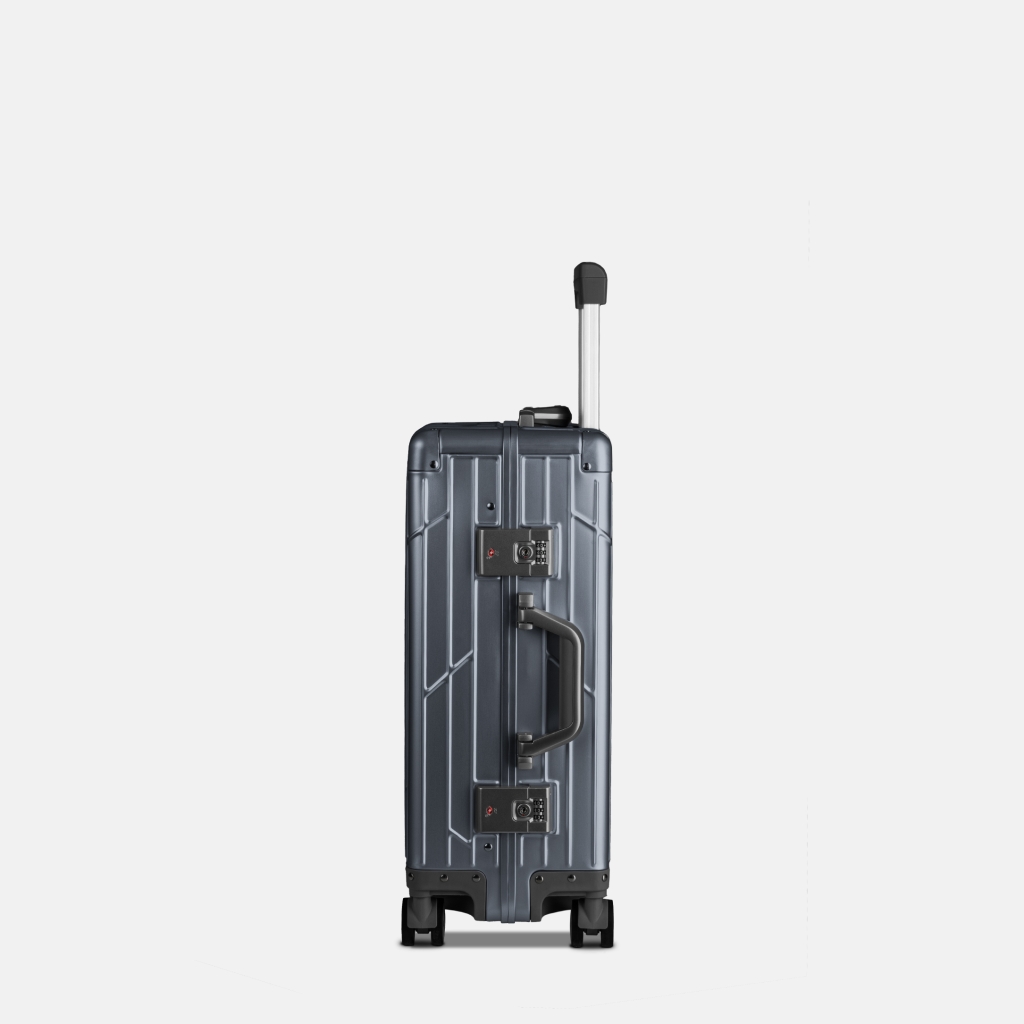 Rückansicht GUNDEL Aluminiumkoffer in Blau Grau mit Linienmuster, Teleskopgriff und vier Rollen.