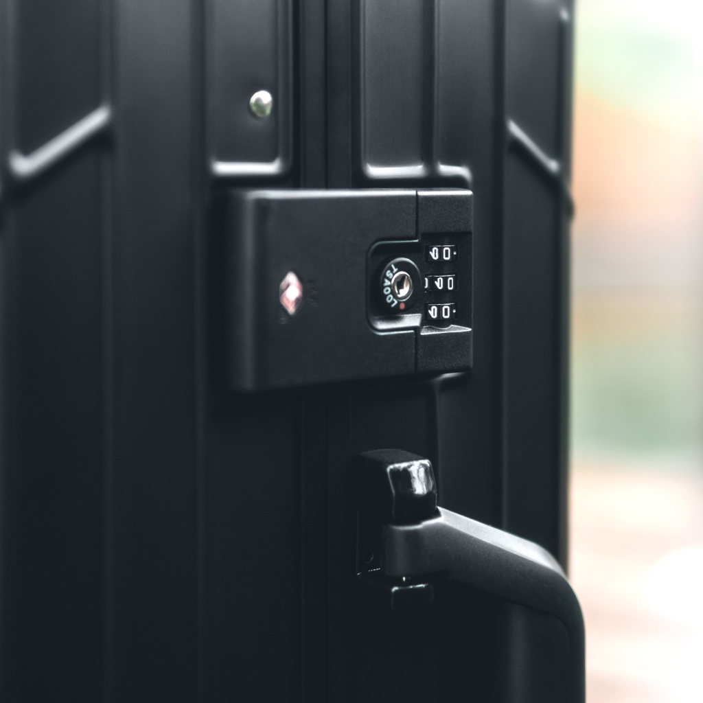 Nahaufnahme eines schwarzen GUNDEL Koffers mit integriertem TSA-Zahlenschloss und Griff.