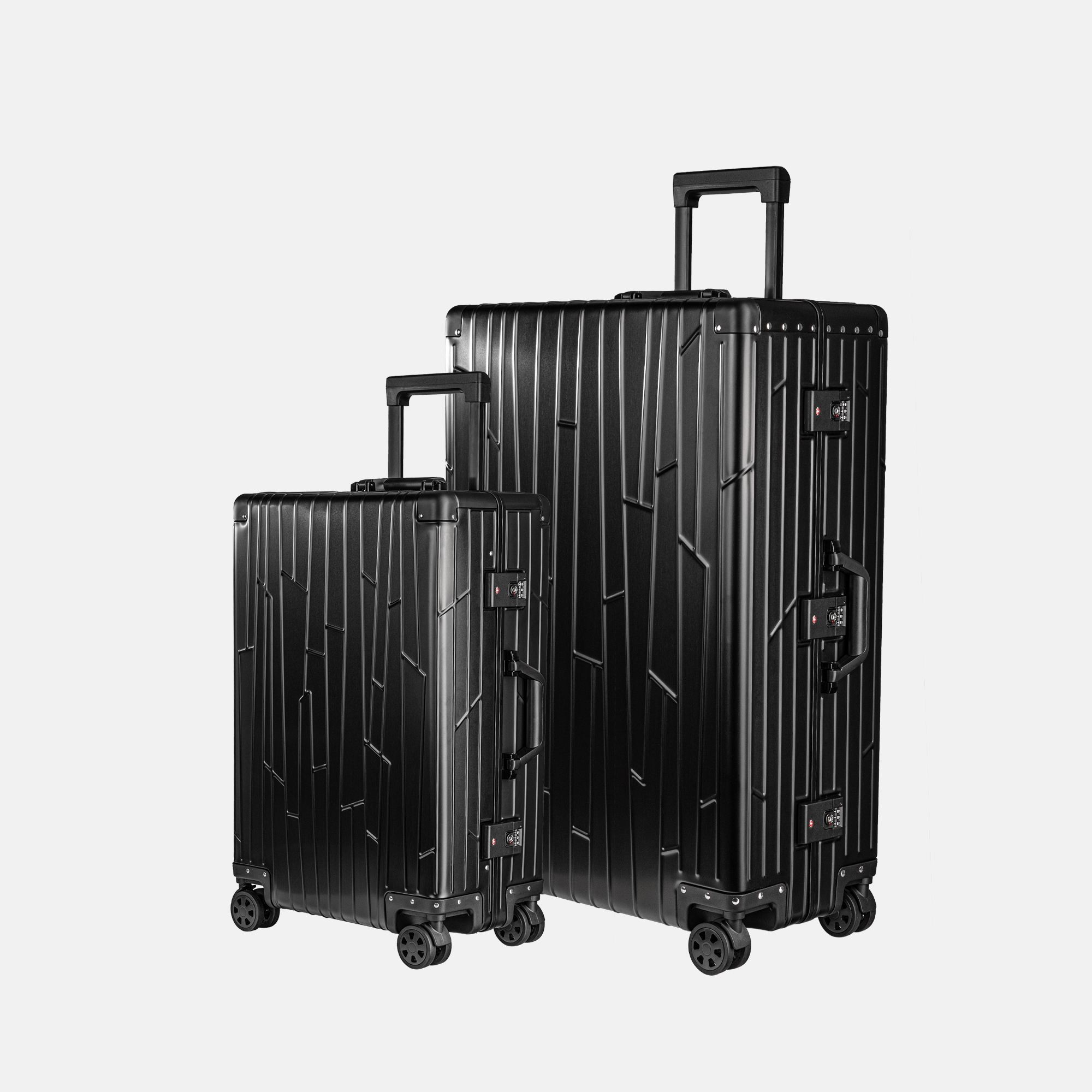 Zwei GUNDEL Koffer in Schwarz, schräg stehend, mit Linienmuster, Teleskopgriffen und TSA-Schlössern vor weißem Hintergrund.