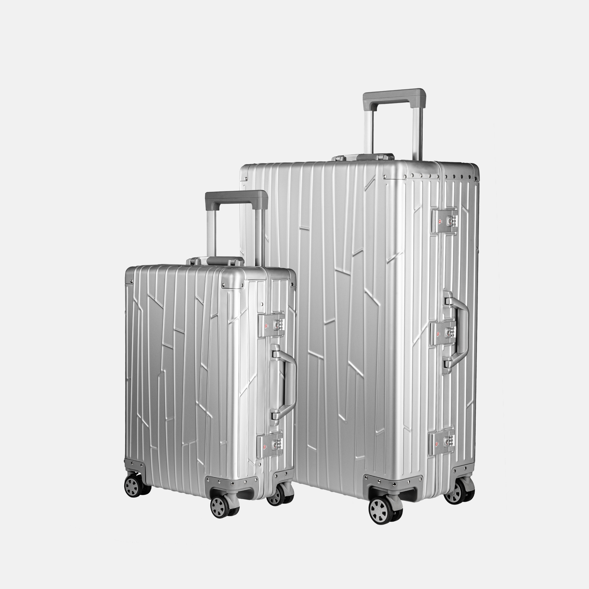 Zwei GUNDEL Koffer in silber, schräg stehend, mit Linienmuster, Teleskopgriffen und TSA-Schlössern vor weißem Hintergrund.