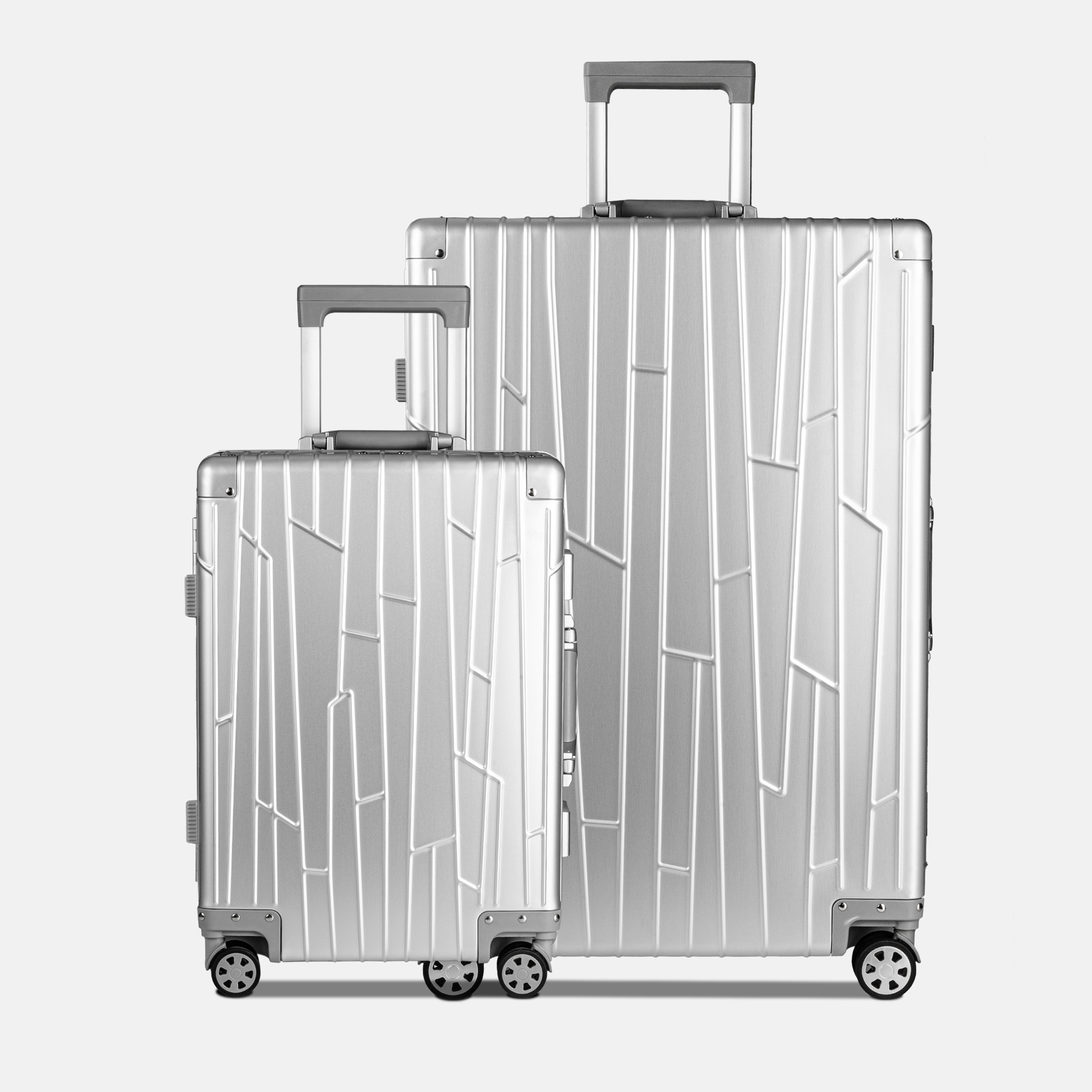 Zwei GUNDEL Koffer in silber in Frontansicht mit Linienmuster und Teleskopgriffen - stehen nebeneinander vor weißem Hintergrund.