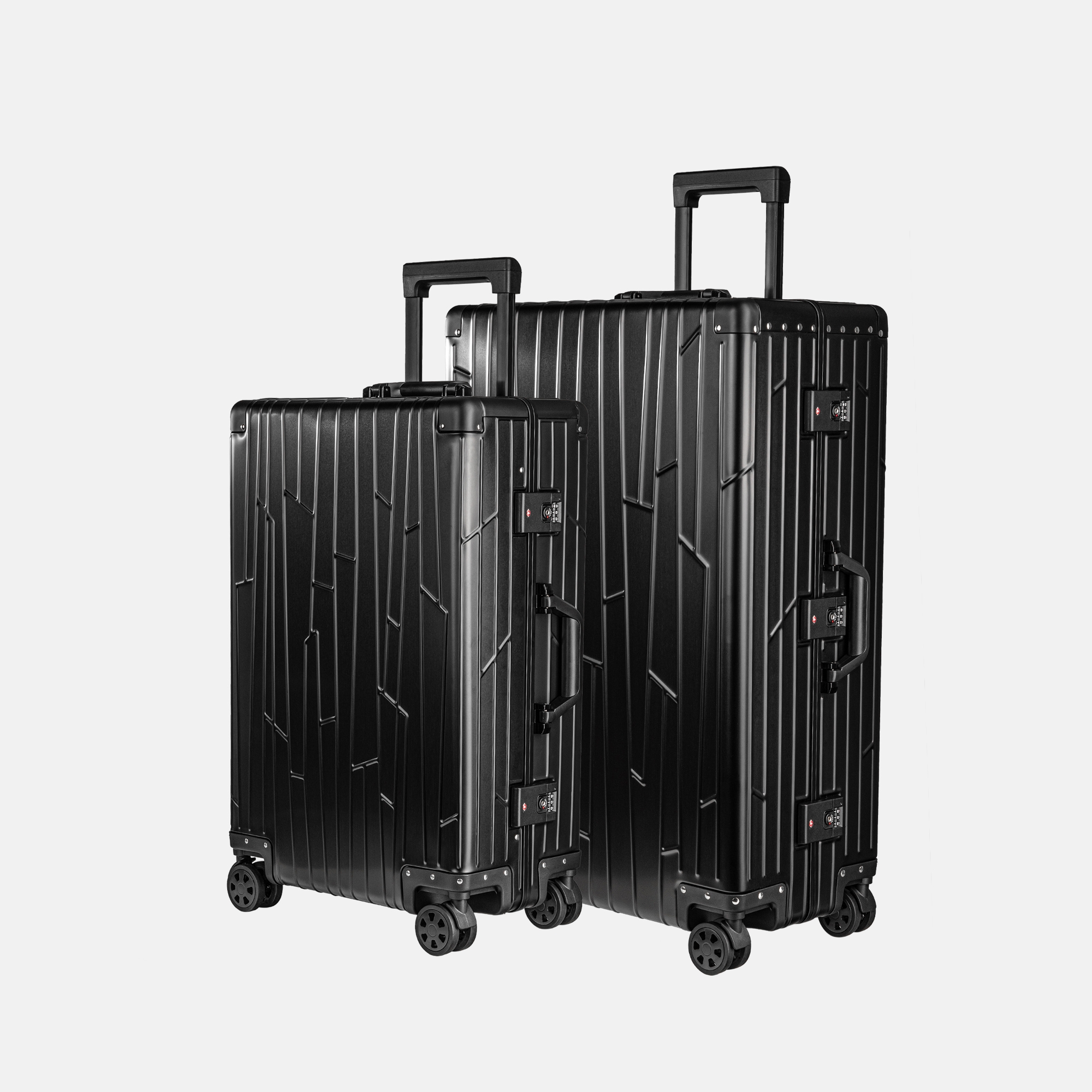 Zwei GUNDEL Koffer in schwarz, schräg stehend, mit Linienmuster, Teleskopgriffen und TSA-Schlössern vor weißem Hintergrund.