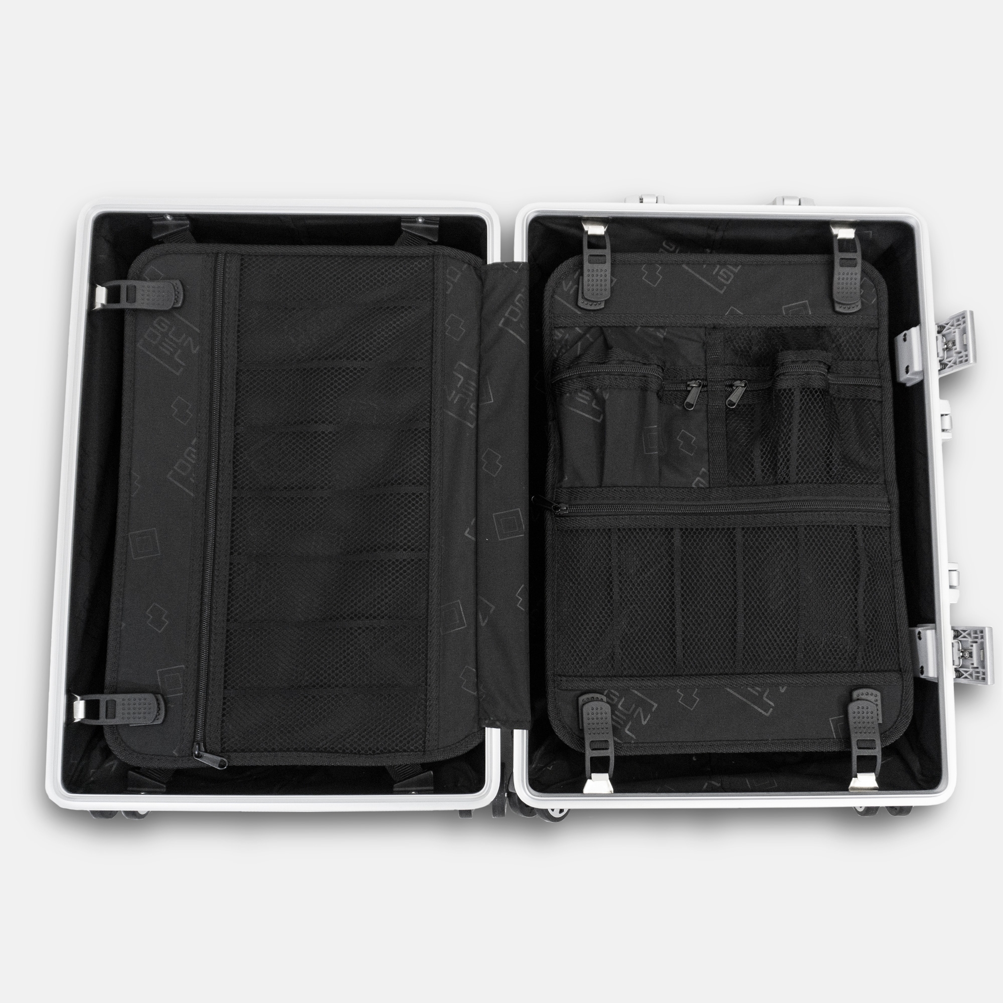 Innenansicht des GUNDEL Aluminiumkoffers in Space Grau mit Netzfächern, Reißverschlüssen und Gurten.