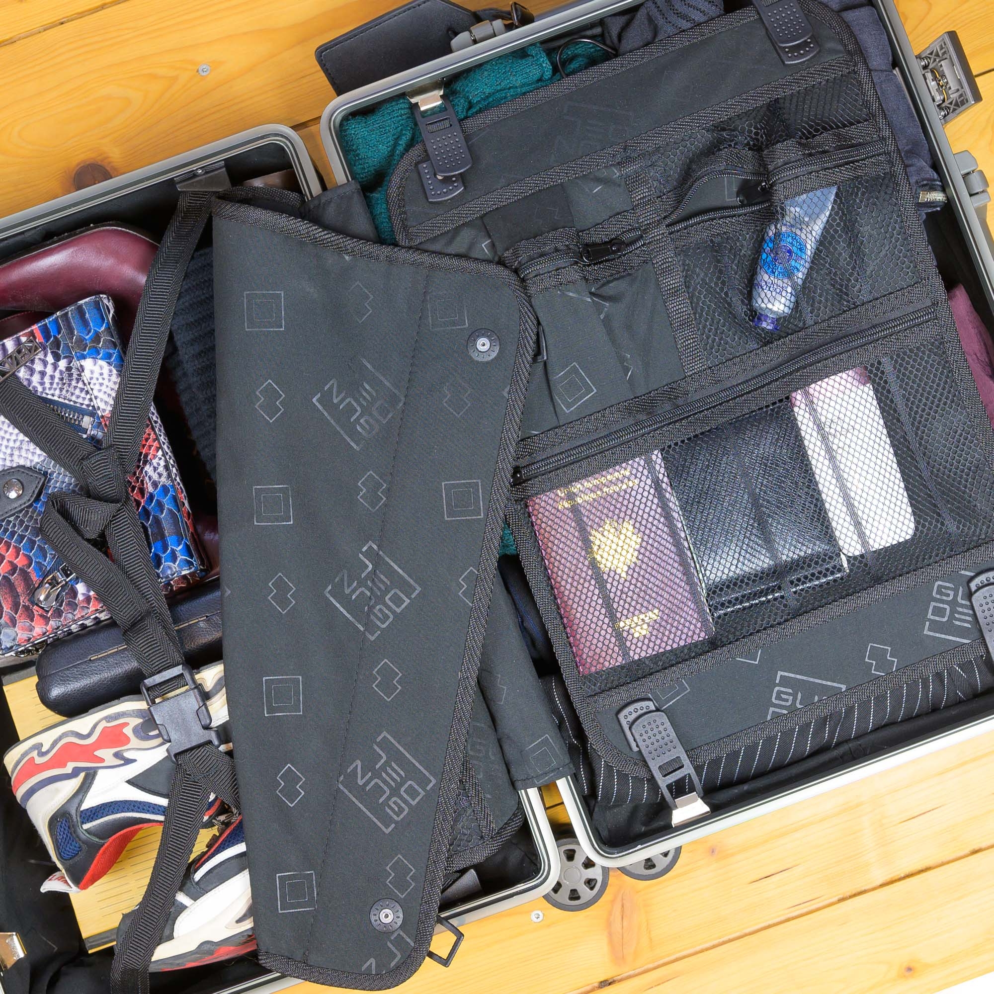 Offener GUNDEL Koffer mit Netzfächern, Reisepass, Schuhen und persönlichen Gegenständen