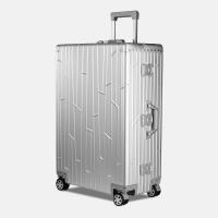 GUNDEL Aluminiumkoffer in Silber, schräg stehend, mit Linienmuster und Teleskopgriff.